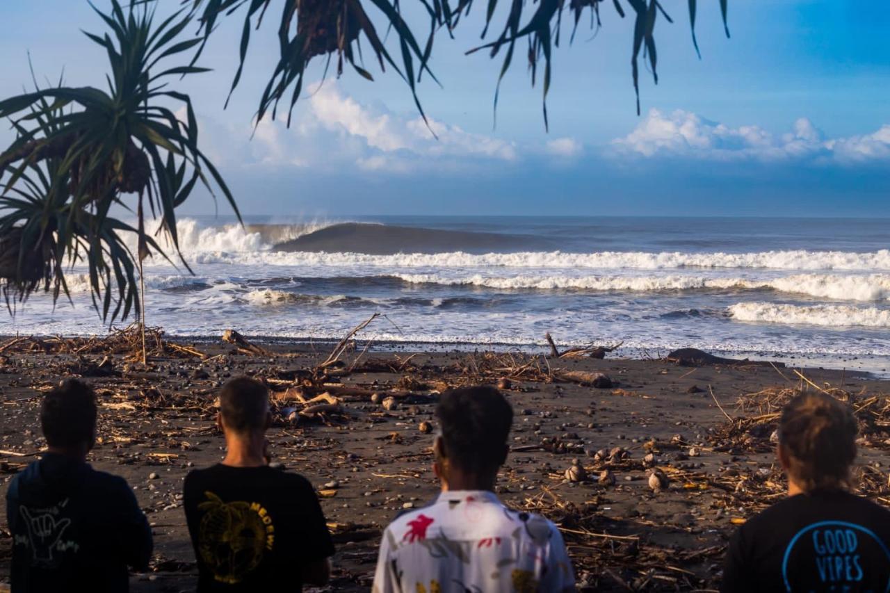 Medewi Secret Surfcamp Hotel Pulukan Kültér fotó